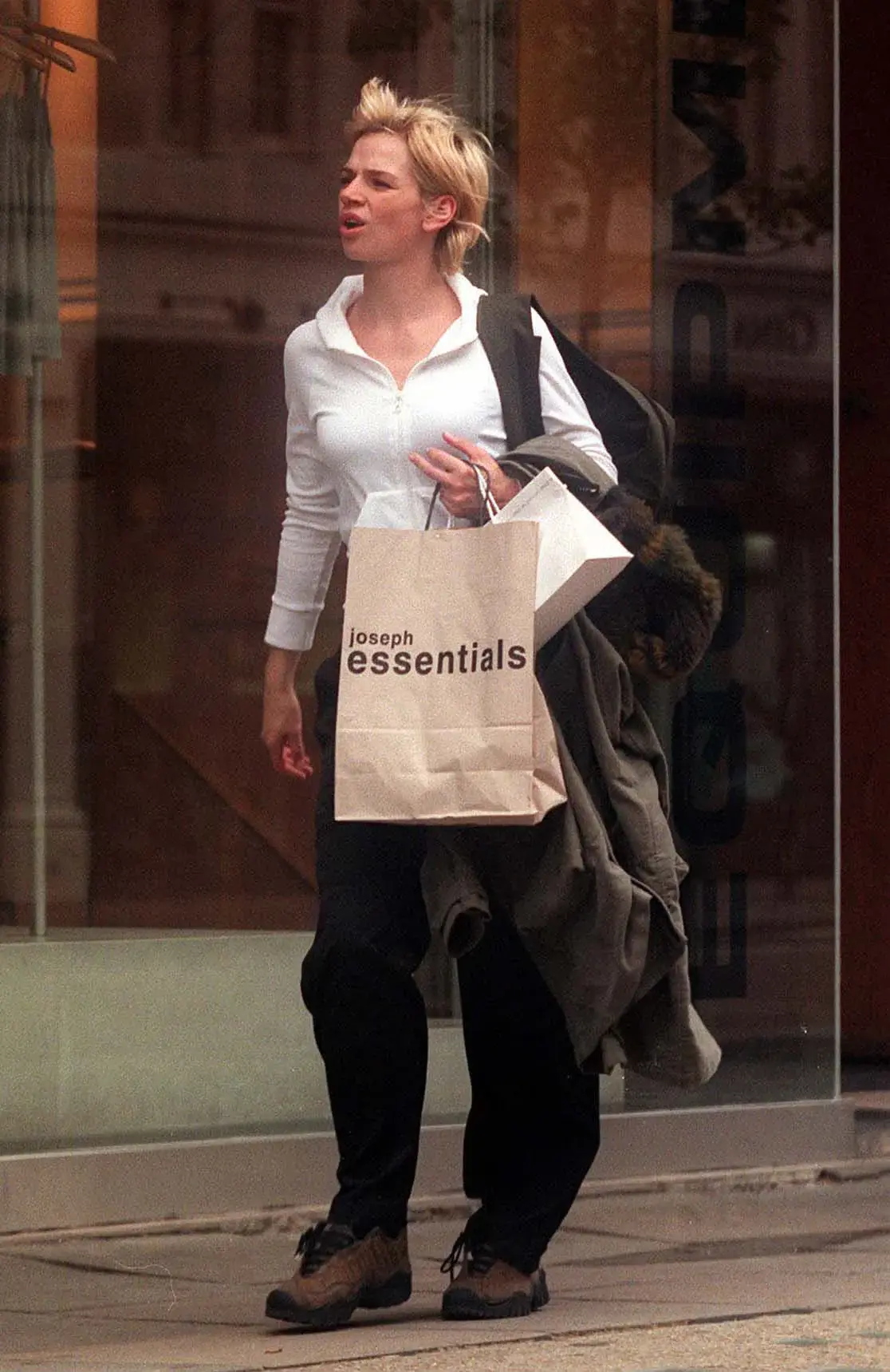 Zoe Ball visits designer boutiques in Knightsbridge, London.