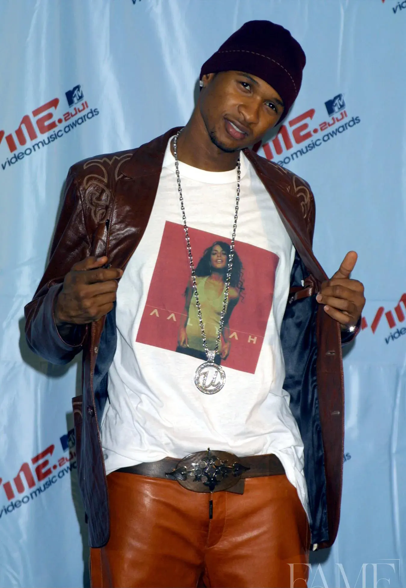 Usher wearing an Aaliyah tribute shirt at the 2001 MTV Video Music Awards in New York City