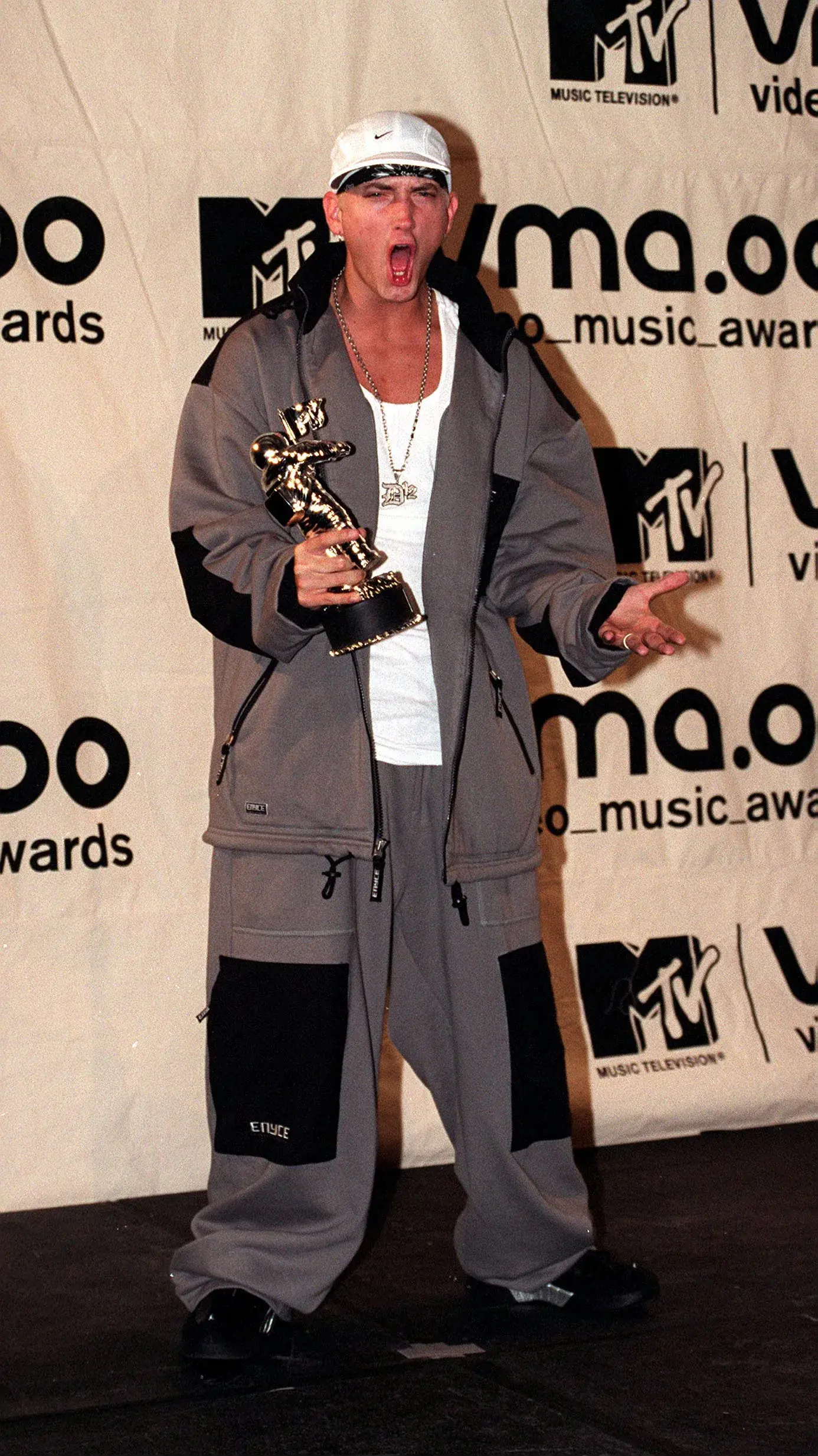 Eminem holding a Moon Person trophy at the 2000 MTV Video Music Awards