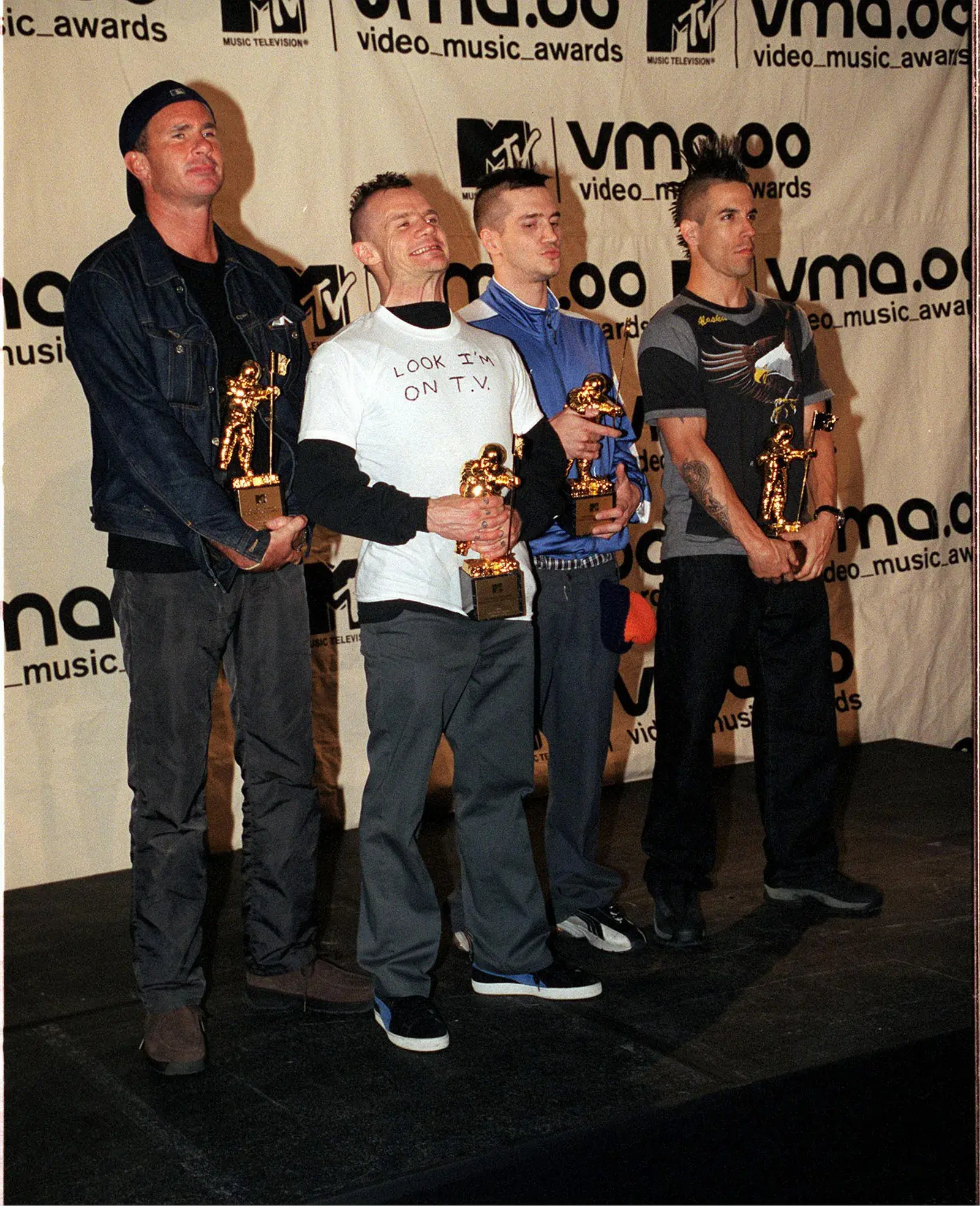 Red Hot Chili Peppers holding Moon Person trophies at the 2000 MTV Video Music Awards