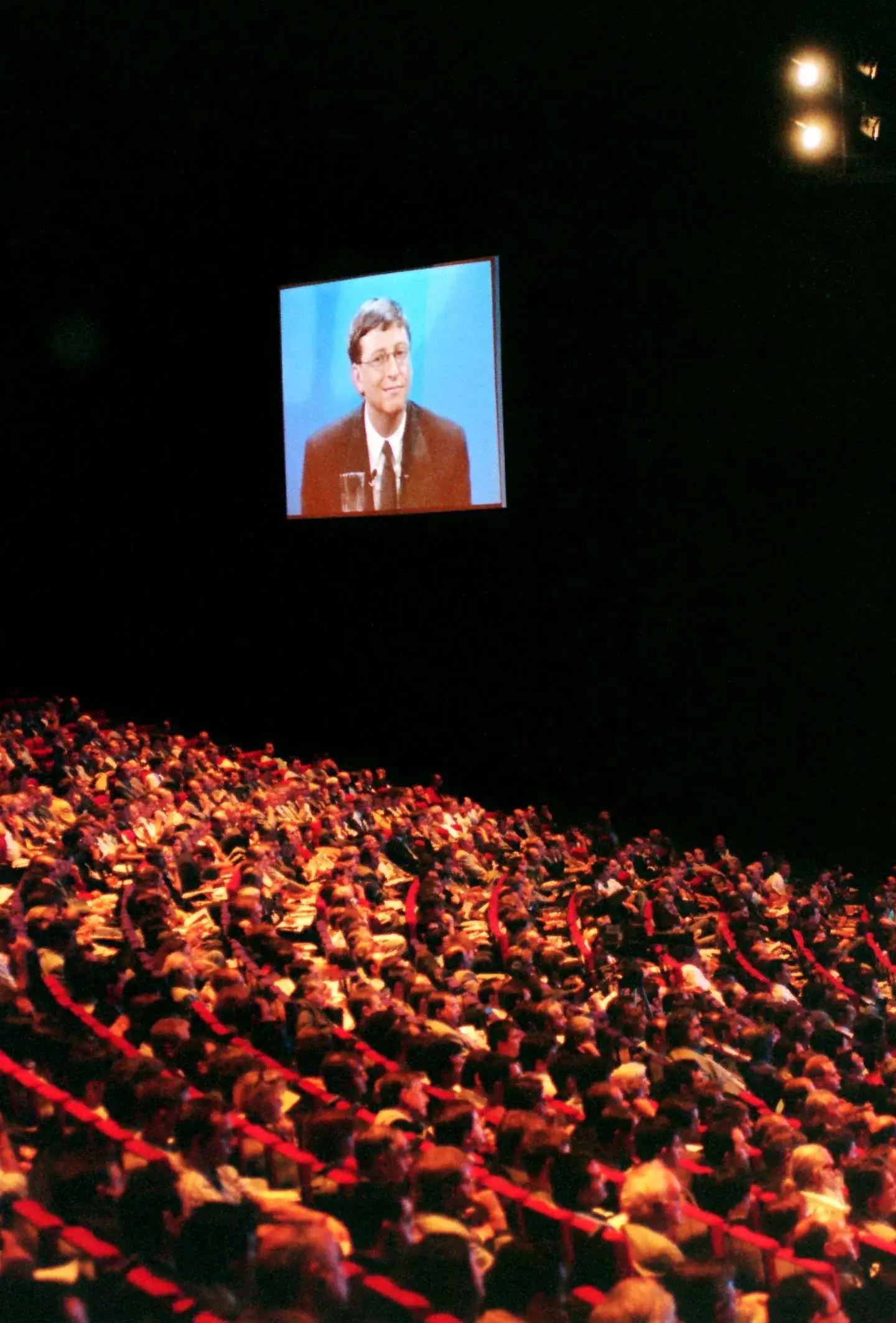 Audience and screen view during Bill Gates' Paris internet seminar in 1998