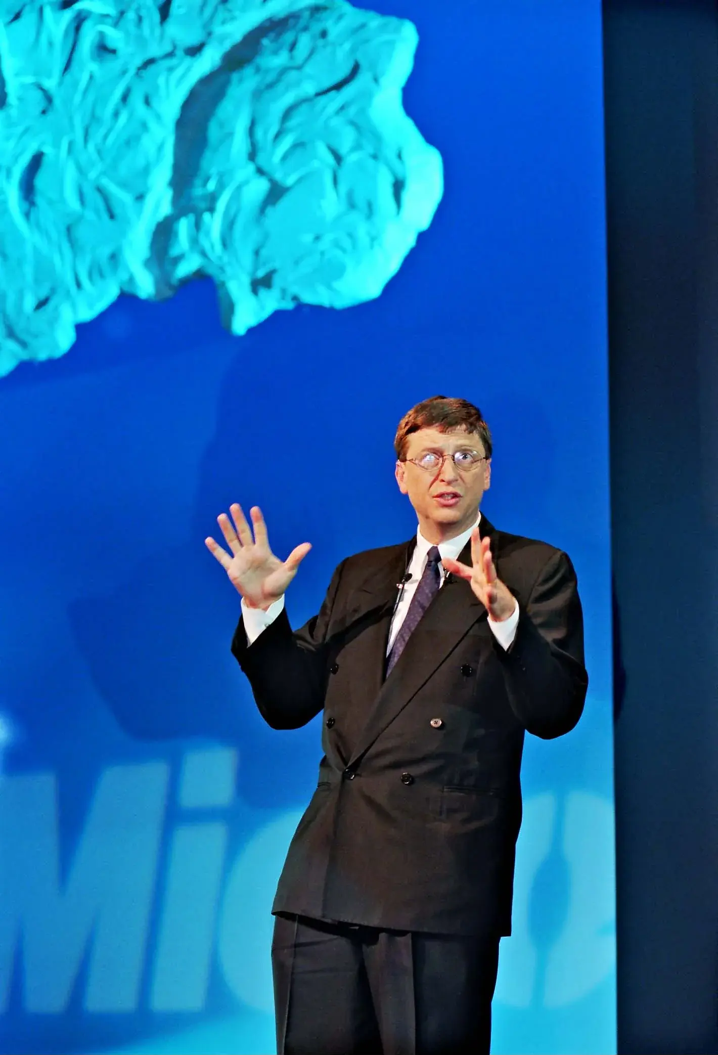 Bill Gates full length while speaking at a Paris internet seminar in 1998