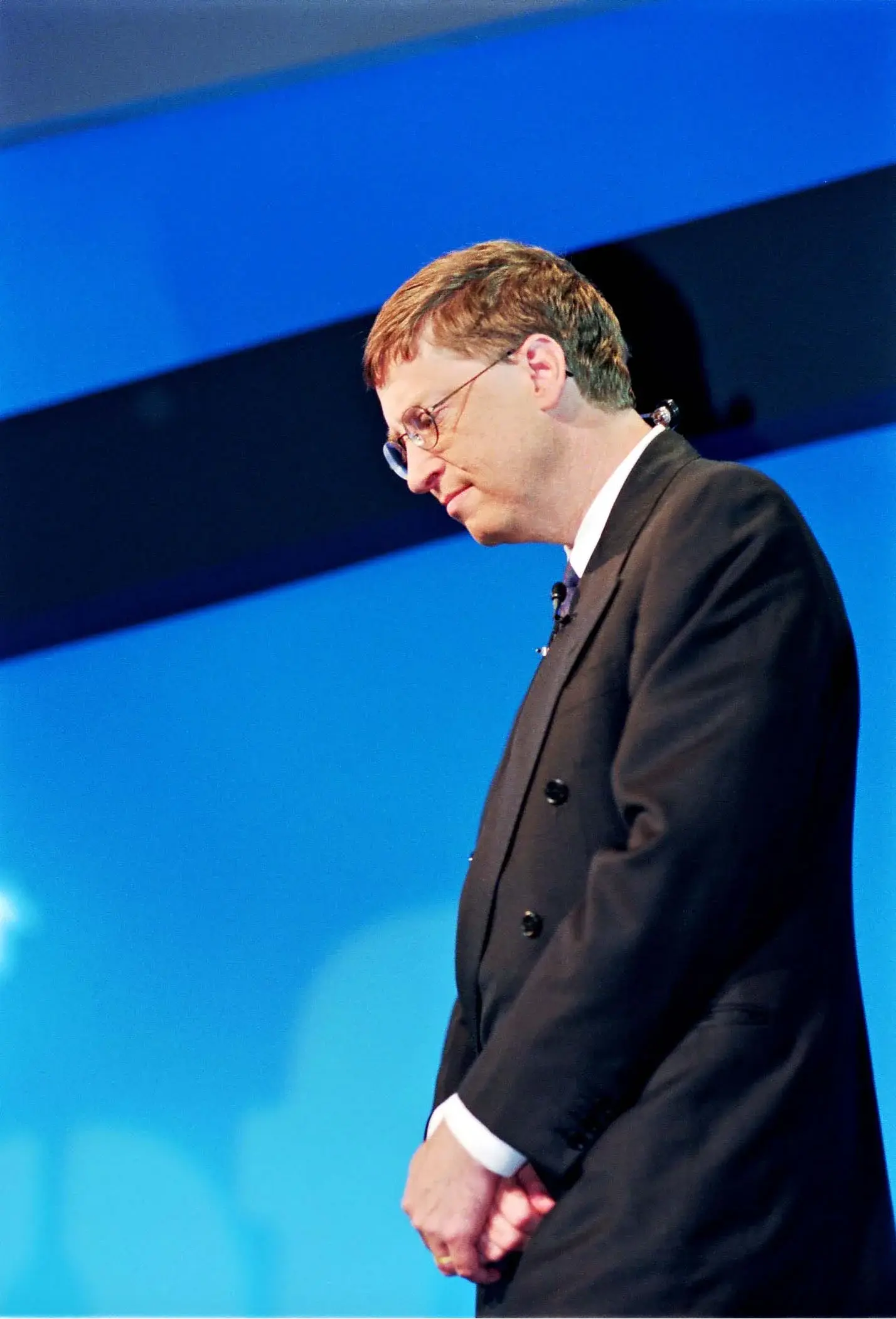 Bill Gates looking down at a Paris internet seminar in 1998