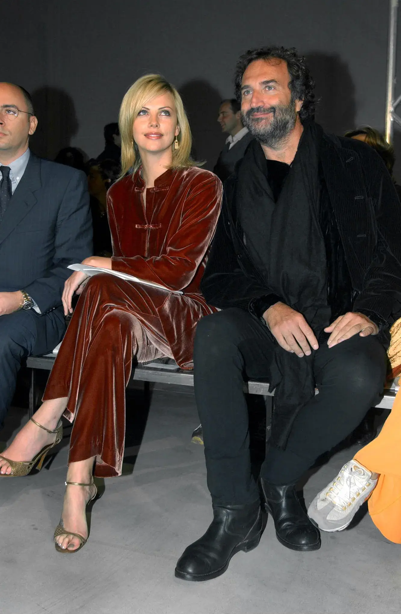 Charlize Theron and Fabrizio Ferri seated at the Blunauta fashion show in Milan in 2001